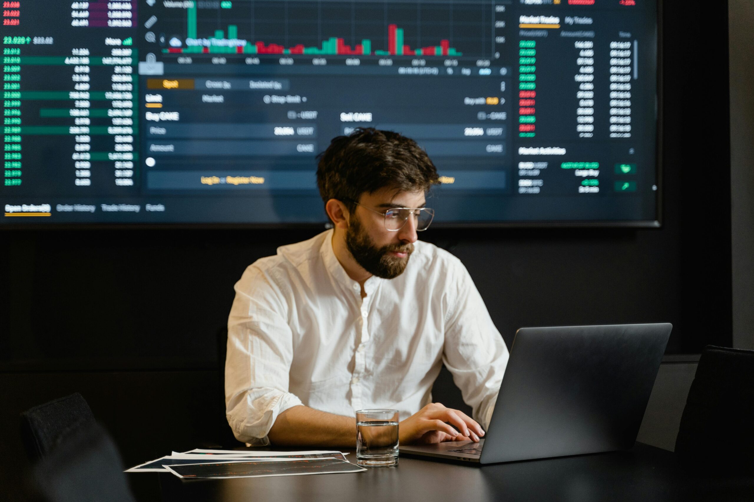 A man trading startup shares